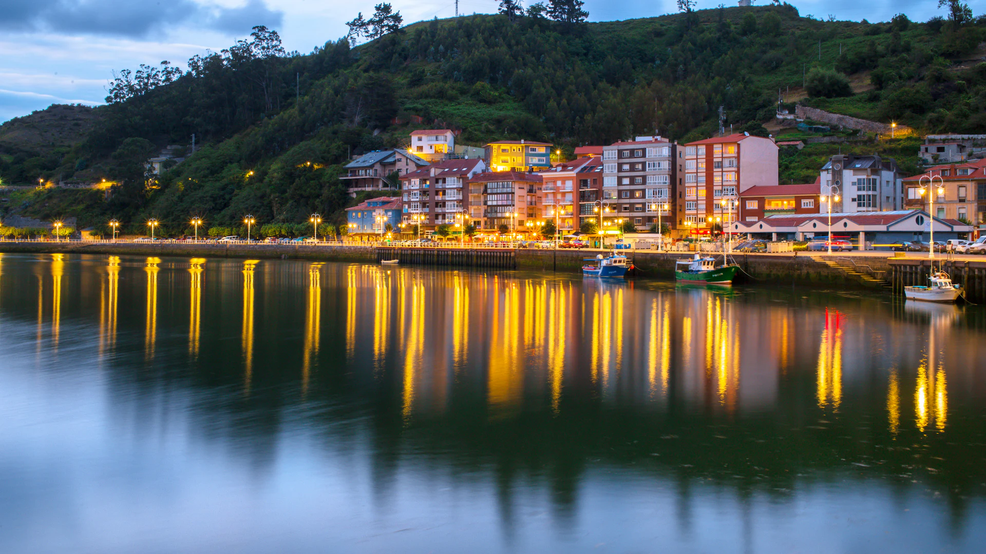 Ribadesella al anochecer con las luces reflejadas en la ría