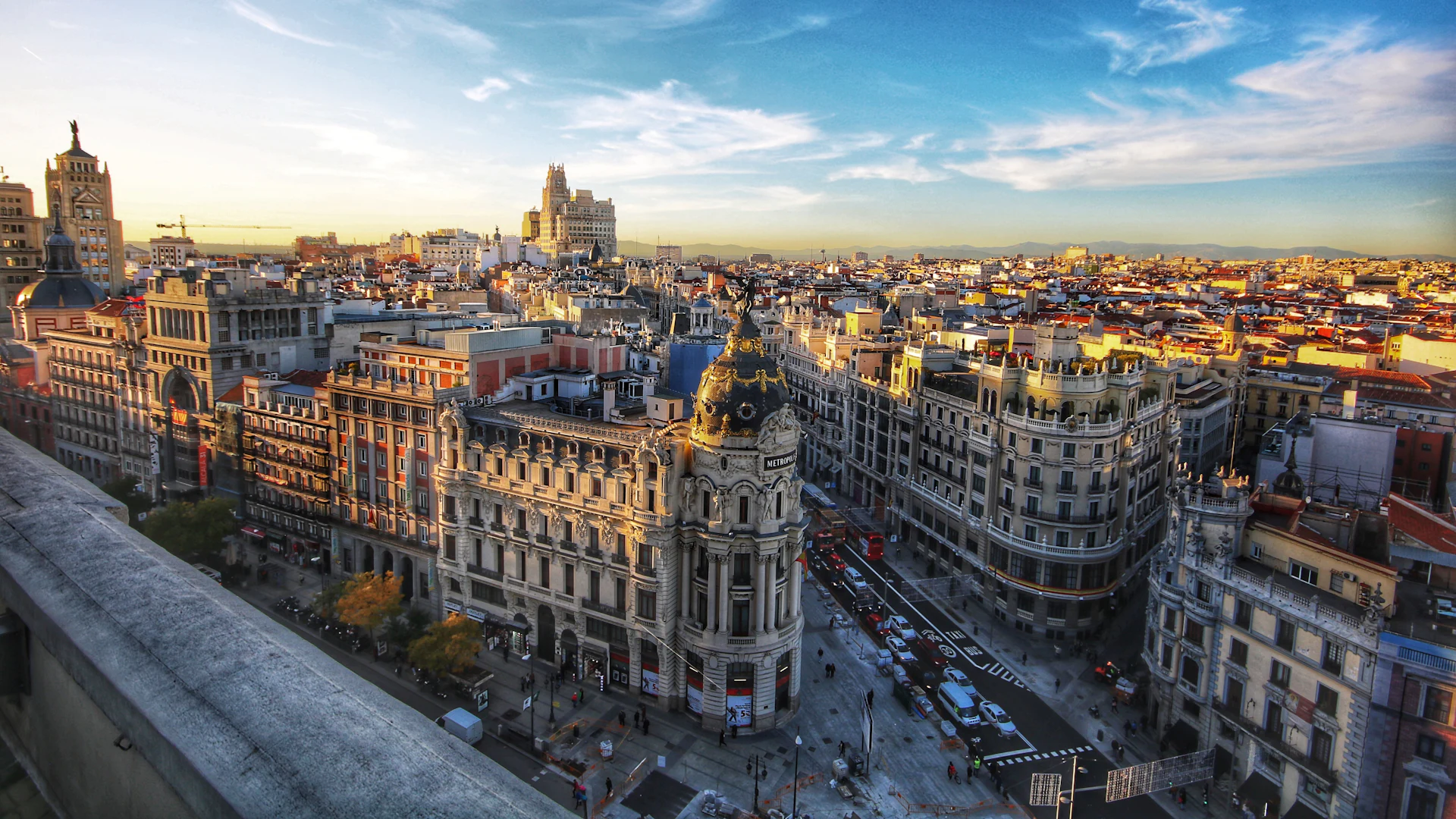Vista aérea de la Gran Vía de Madrid con el edificio Metrópolis