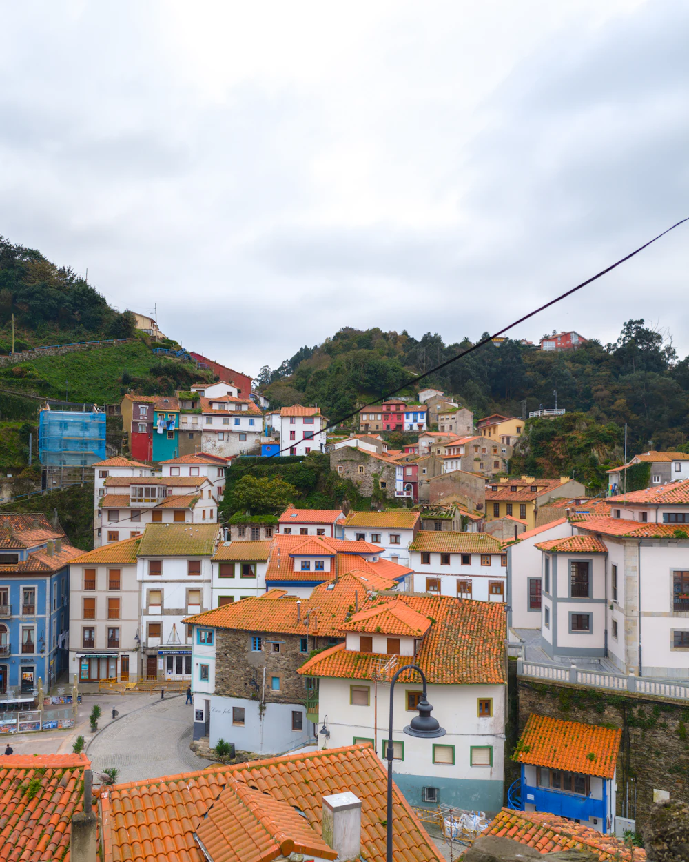 Casas con tejados rojos en el pueblo de Cudillero