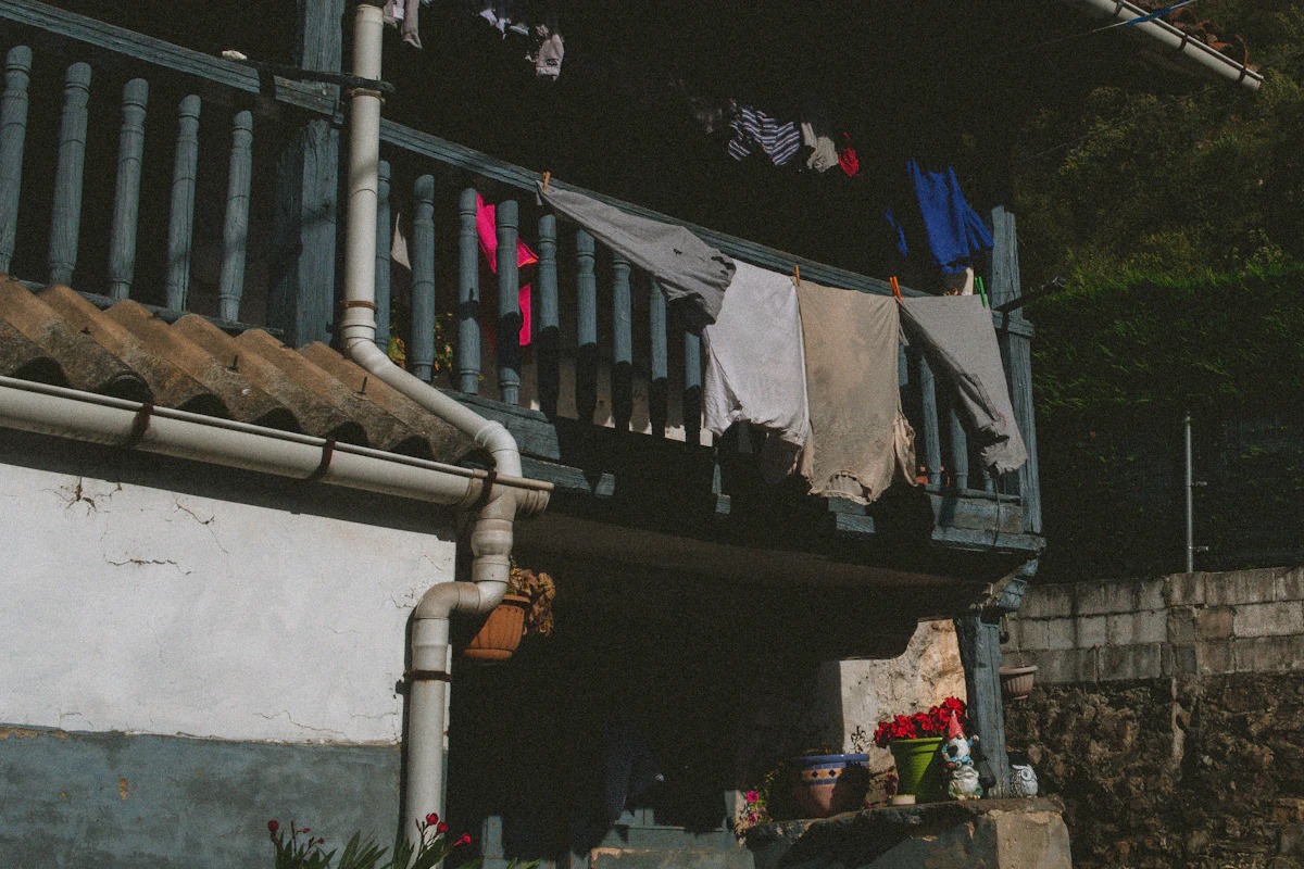 Balcón de madera de una casa de pueblo asturiana