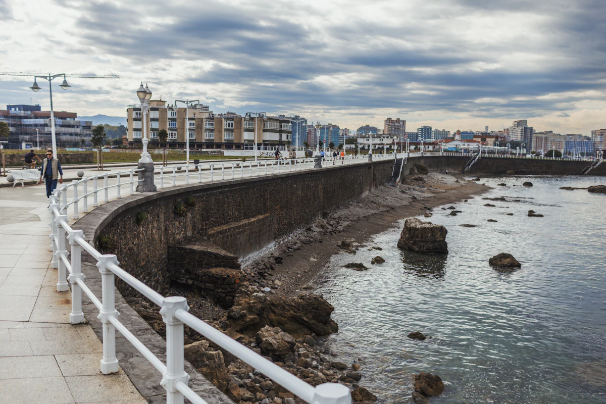 Paseo marítimo de Gijón junto al mar