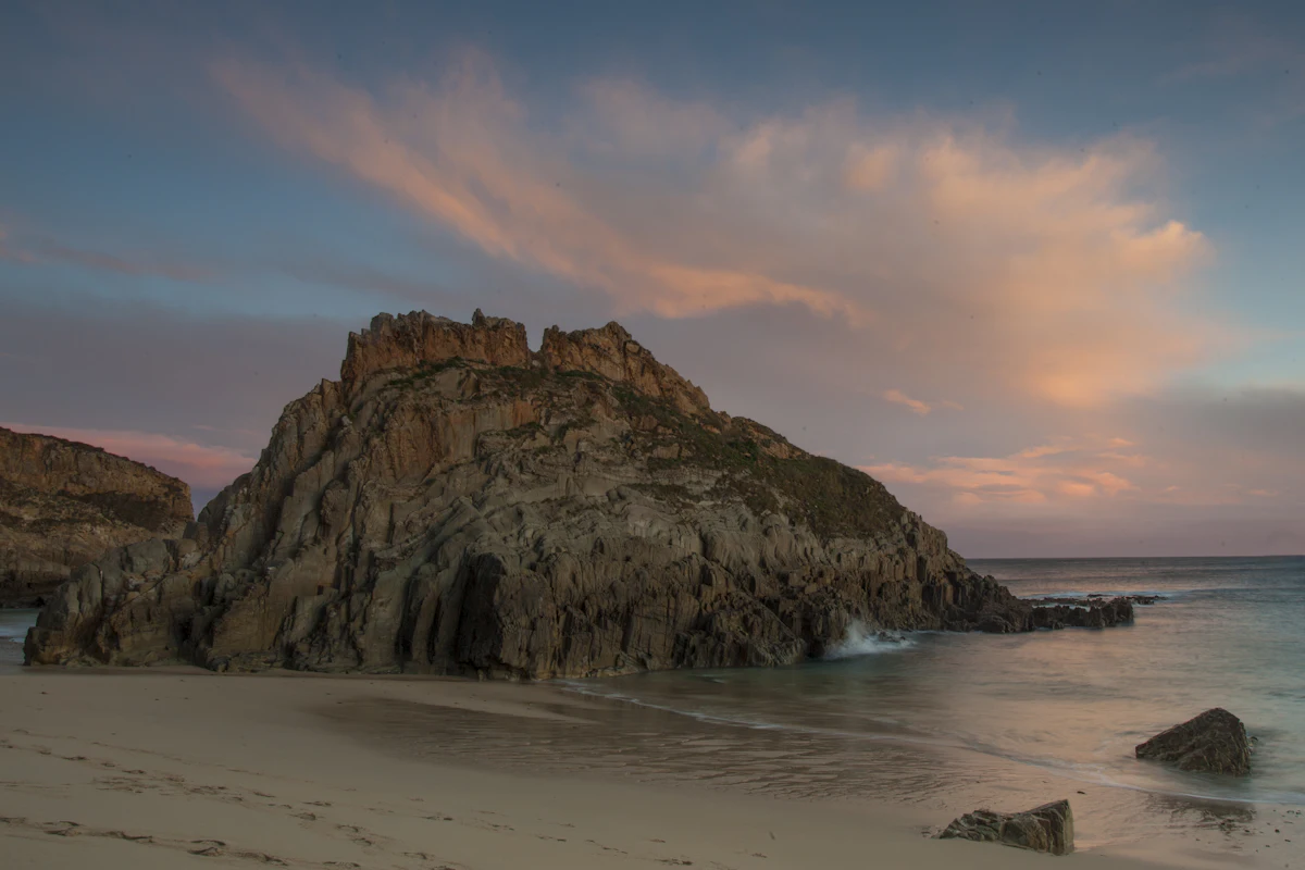 Roca y playa de Serantes al atardecer, en Tapia de Casariego