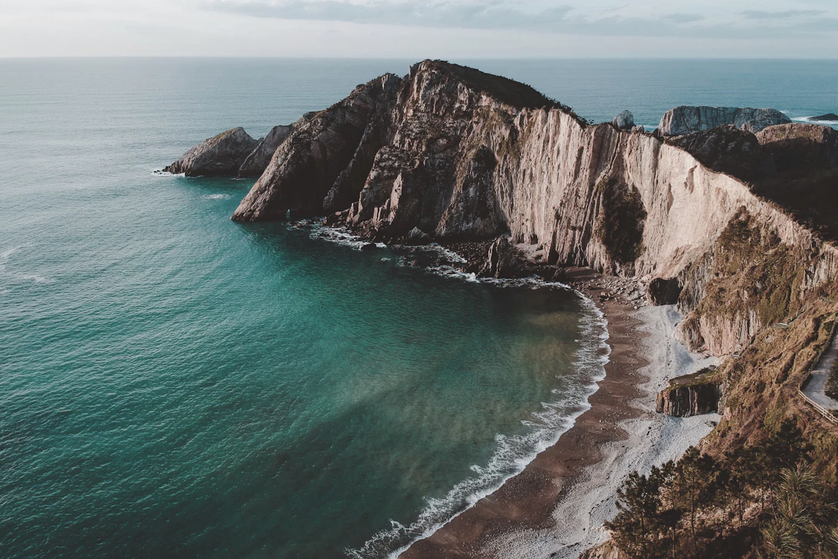 Acantilado y cala de aguas turquesas en la Playa del Silencio