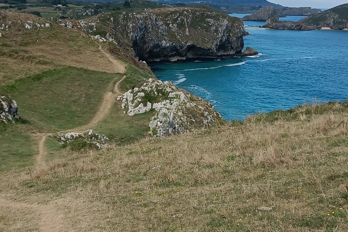 Acantilados y sendero sobre el mar cerca de Llanes